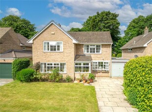 4 bedroom detached house for sale in Shadwell Park Close, Leeds, LS17
