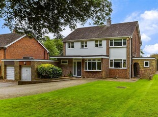 4 bedroom detached house for sale in Woodlands Close, Teston, Maidstone, Kent, ME18