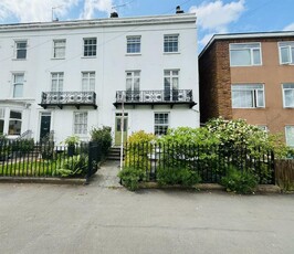 4 bedroom end of terrace house for sale in Willes Road, Leamington Spa, CV31
