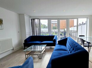 4 bedroom flat for rent in Mitcham Road, Tooting, SW17