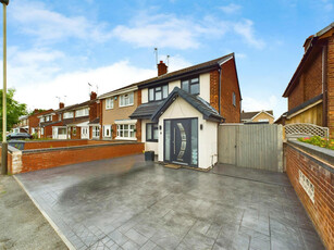 4 bedroom semi-detached house for sale in Townsend Close, Leicester, LE4