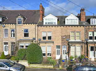 4 bedroom terraced house for sale in Hookstone Road, Harrogate, HG2