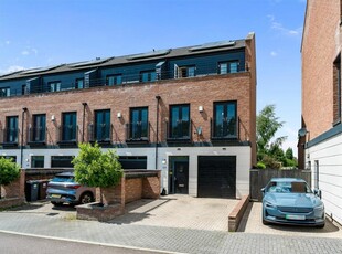 5 bedroom town house for sale in Michaels Close, Manchester, M22