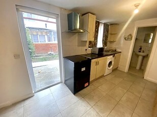 Apartment to rent Hounslow, TW5 9DH