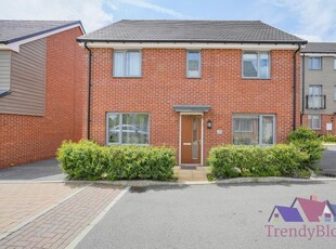 Detached house to rent in Allington Way, Swanley BR8