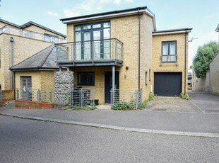 Detached house to rent in Park Lane, Greenhithe DA9