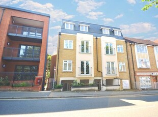 Flat to rent in 8 Station Road, Belmont, Surrey SM2