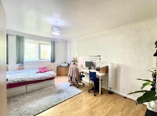 Flat to rent in Ampthill Square, London NW1