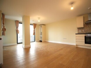Flat to rent in Charter House, 450 High Road IG1