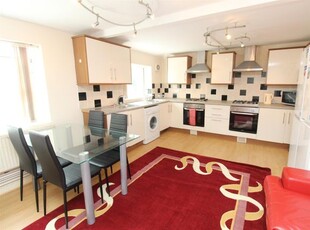 Flat to rent in City Road, Cardiff CF24