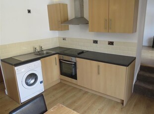 Flat to rent in Common Road, Birkby, Huddersfield HD1