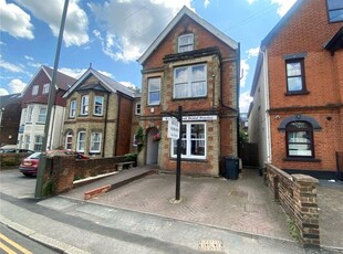 Flat to rent in Farnham Road, Guildford, Surrey GU2