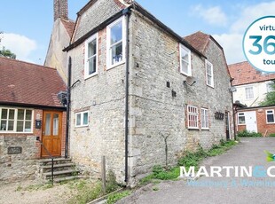Flat to rent in High Street, Warminster, Wiltshire BA12