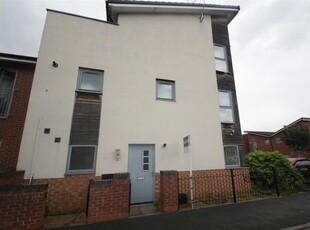 Flat to rent in Holdsworth Drive, Liverpool L7