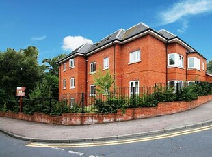 Flat to rent in Kestrel Road, Chatham ME5