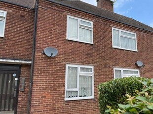 Flat to rent in Newton Road, Chigwell IG7