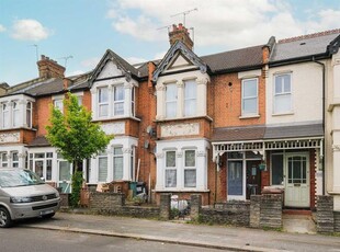 Flat to rent in Winchester Road, London E4