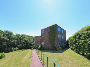 Flat to rent in Woodland Court, Dyke Road Avenue, Hove BN3