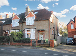 Maisonette to rent in The Crescent, Leatherhead KT22
