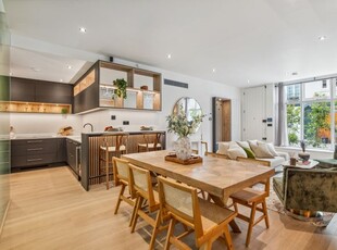 Mews house to rent in Lancaster Mews, Lancaster Gate W2