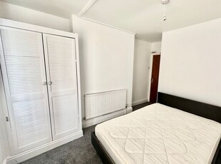 Room to rent in Milton Walk, Hyde Park, Doncaster DN1