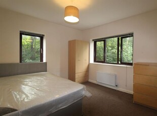 Room to rent in Vicarage Terrace, Leeds LS5