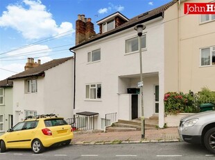 Terraced house to rent in Albion Hill, Brighton BN2