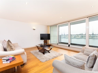 Flat to rent in 18 Western Gateway, Royal Victoria E16