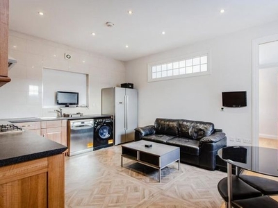 Flat to rent in Camden Road, Holloway N7