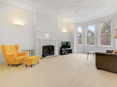 Flat to rent in Chesterford Gardens, Hampstead NW3
