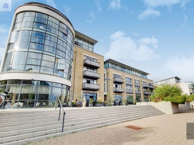 Flat to rent in Penthouse At Soaphouse Lane, Brentford TW8