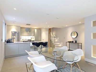 Mews house to rent in Vernon Yard, Notting Hill W11