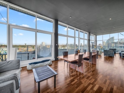 Penthouse to rent in Smugglers Way, London SW18