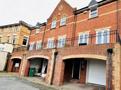 Town house for sale in West Parade Road, Scarborough YO12