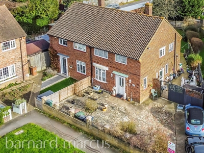 Sutton Gardens, Merstham, Redhill - 3 bedroom end of terrace house