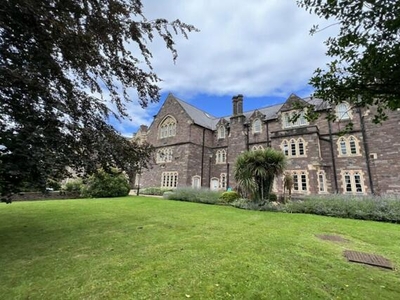 2 Bedroom Flat For Sale In Abergavenny