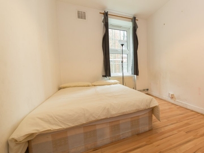 Room in 3-bedroom apartment in Tower Hamlets, London