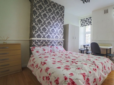 Room in 3-bedroom apartment in Tower Hamlets, London