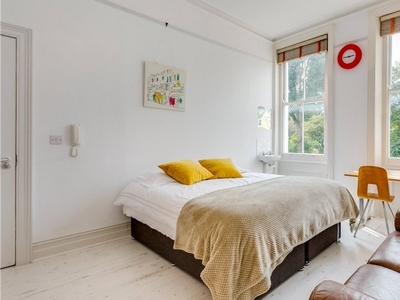 Room to rent in 3-bedroom apartment in Kensington, London