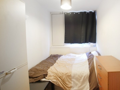 Room to rent in 4-bedroom flatshare in Whitechapel, London