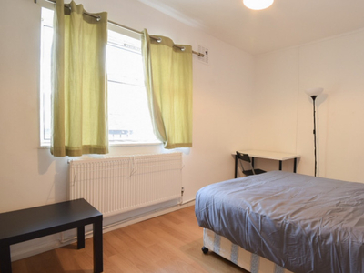 Spacious room in shared flat in Tower Hamlets, London