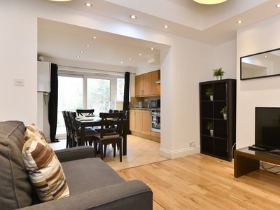 Three-bedroom apartment for rent in Camden, London