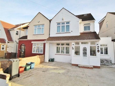 4 bedroom semi-detached house to rent Hounslow, TW3 2PE