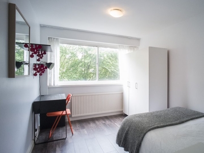 Bright room to rent in 3-bedroom flat in Kensal Green,London