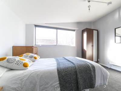Comfy room to rent in 5-bedroom flat in West Kilburn