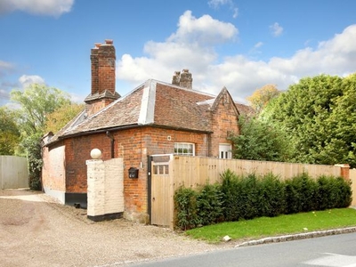 Country house to rent in Church Road, Penn, High Wycombe HP10