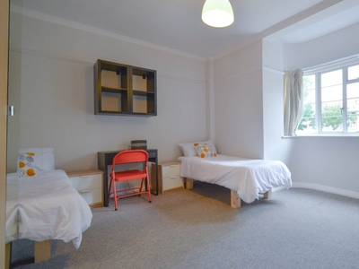 Cozy room in 3-bedroom flatshare in Willesden Green, London