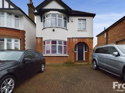 Detached house to rent in Park Avenue, Staines-Upon-Thames, Middlesex TW18