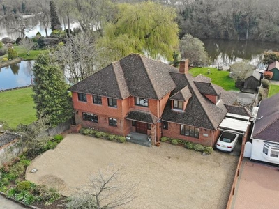 Detached house to rent in Temple Gardens, Staines-Upon-Thames TW18