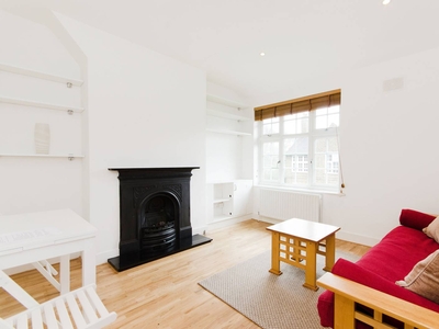 Flat in Fitzneal Street, East Acton, W12